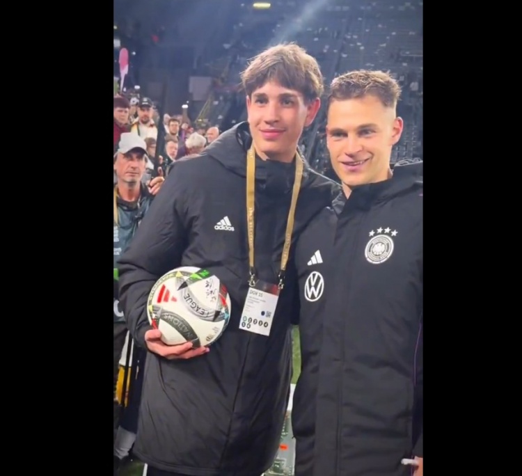 德國球童助力快發(fā)角球破門，基米希賽后送上簽名足球并合影鼓勵