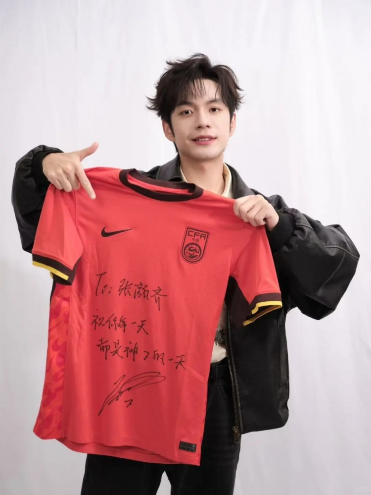 歌手張顏齊曬武磊to簽國(guó)足球衣，武磊評(píng)論：也是神“齊”的一天