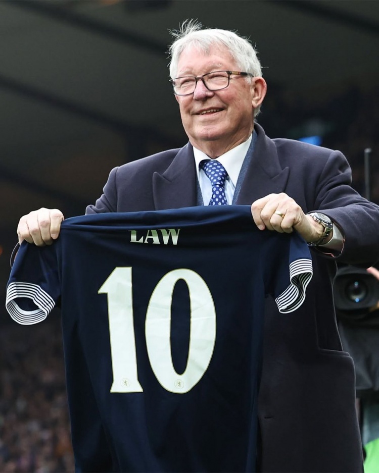 致敬傳奇，弗格森在蘇格蘭比賽前手舉丹尼斯-勞球衣