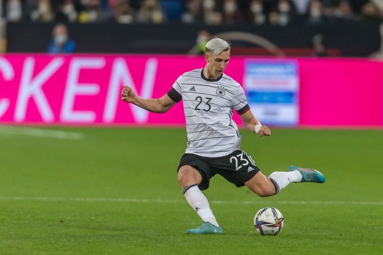 記者：施洛特貝克將取代勞姆對意大利首發(fā)，克萊因丁斯特也將首發(fā)