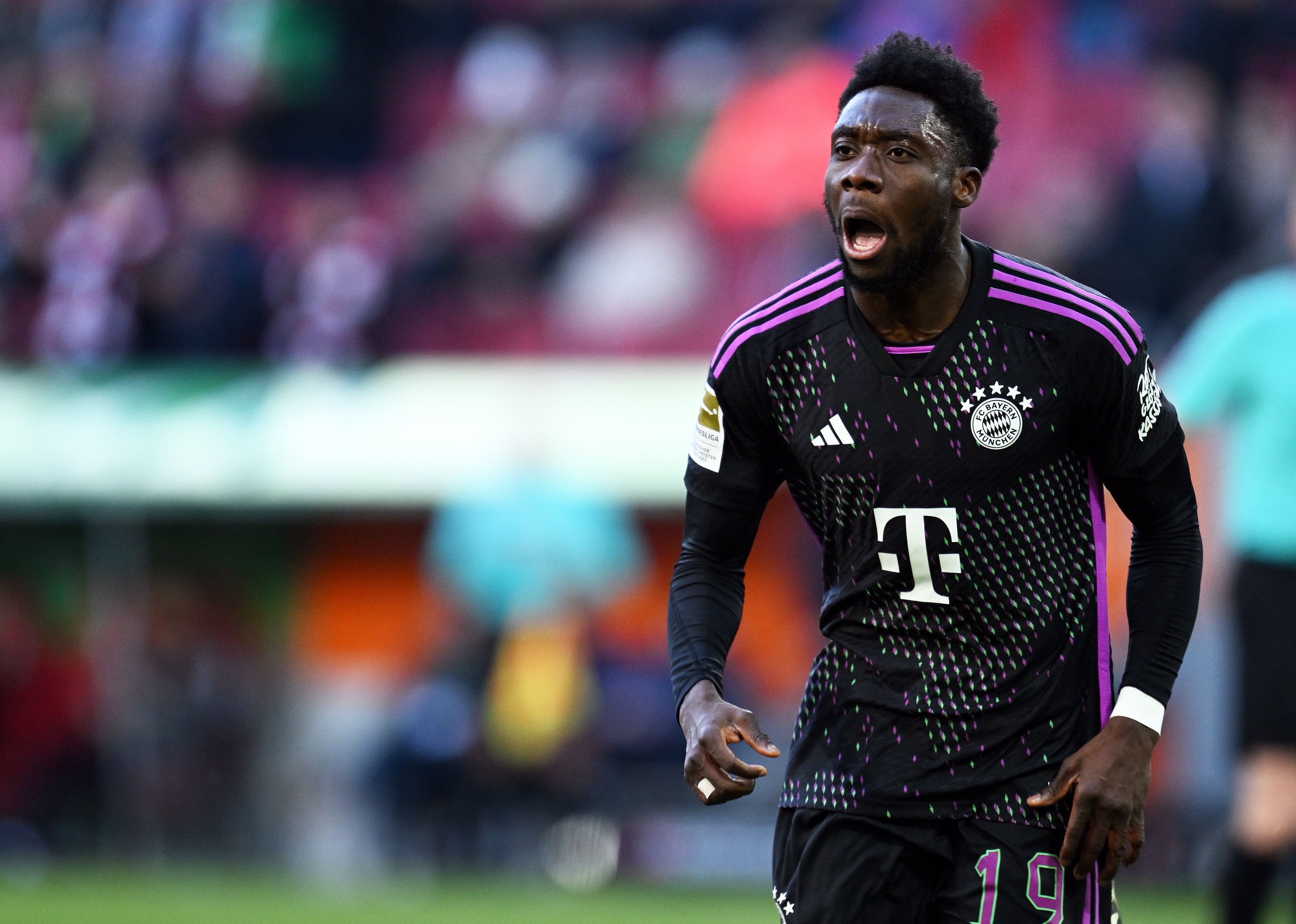 記者：拜仁預計阿方索-戴維斯缺陣七個月左右，將于十月恢復訓練