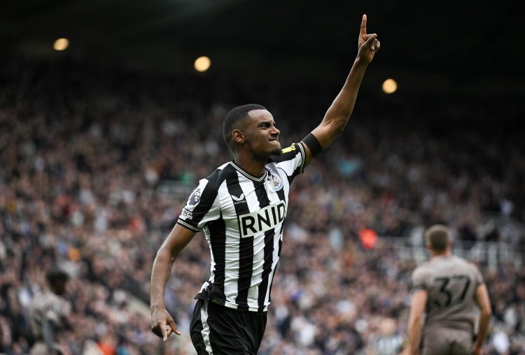 英媒：伊薩克是否留紐卡仍待定，團(tuán)隊(duì)成員建議他今夏仔細(xì)考慮未來