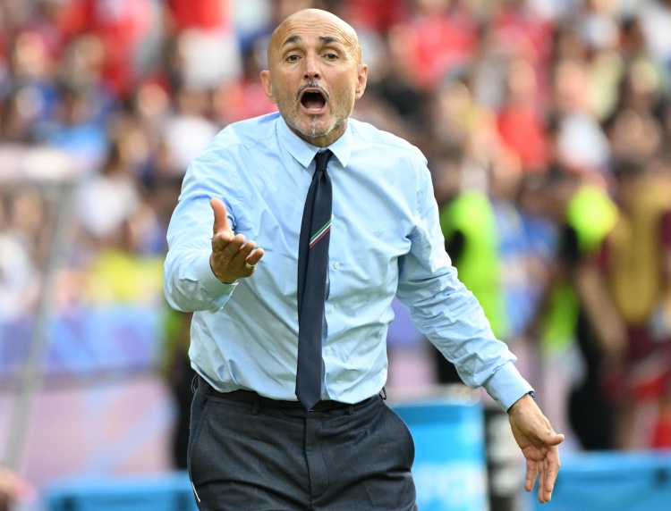 球迷吐槽意大利被偷角球：跟動(dòng)畫片似的，斯帕萊蒂教了個(gè)啥？