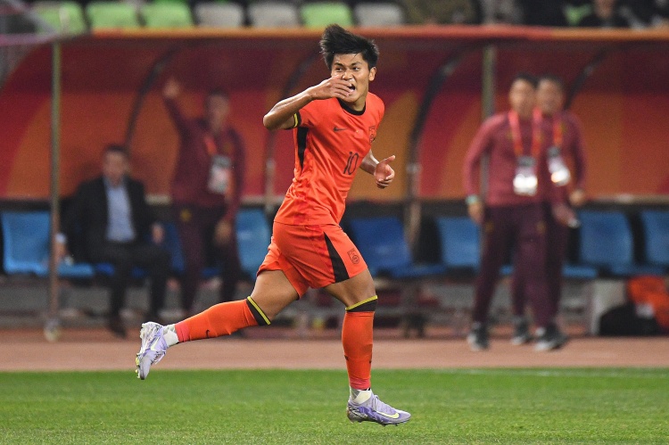 老蒯無緣名單！19歲蒯紀(jì)聞隨隊(duì)出征，但未進(jìn)名單無緣職業(yè)生涯首秀