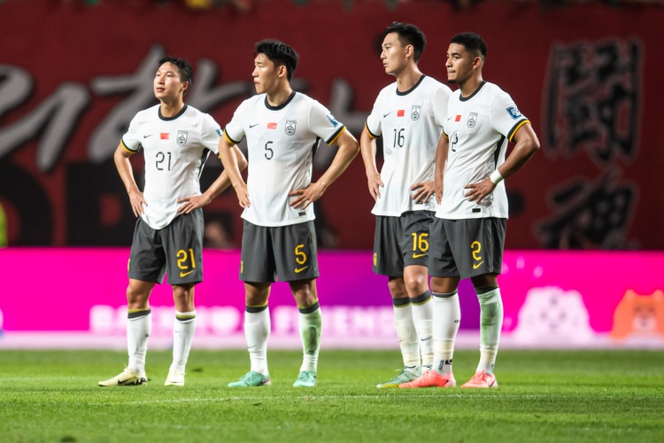 東體：國(guó)足防線(xiàn)基本推倒重來(lái)，戰(zhàn)澳大利亞要承受的壓力不難想象