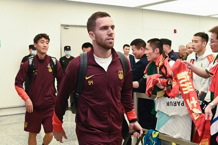 東體預(yù)測(cè)國(guó)足首發(fā)：塞爾吉尼奧、汪海健坐鎮(zhèn)中場(chǎng)，拜合拉木先發(fā)